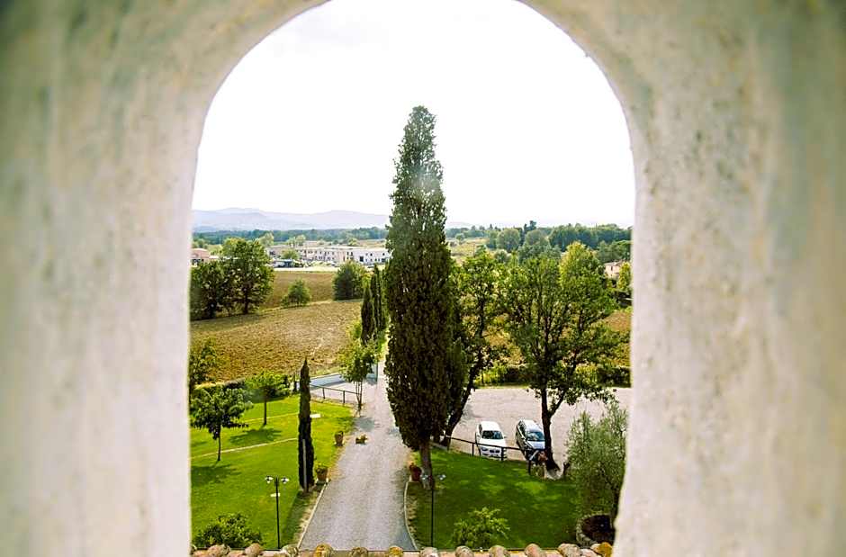 Farmhouse with swimming pool surrounded by greenery just 20 minutes from Arezzo