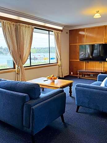 One-Bedroom Apartment with Lake View