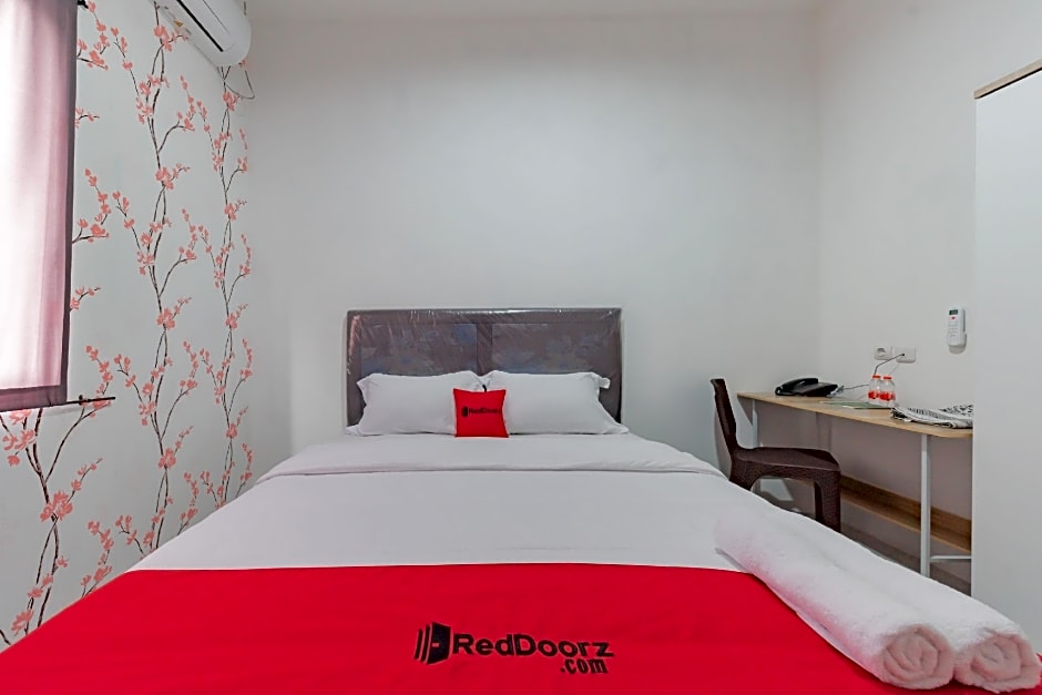 RedDoorz Syariah Plus near Tugu Bubur Ayam Cianjur