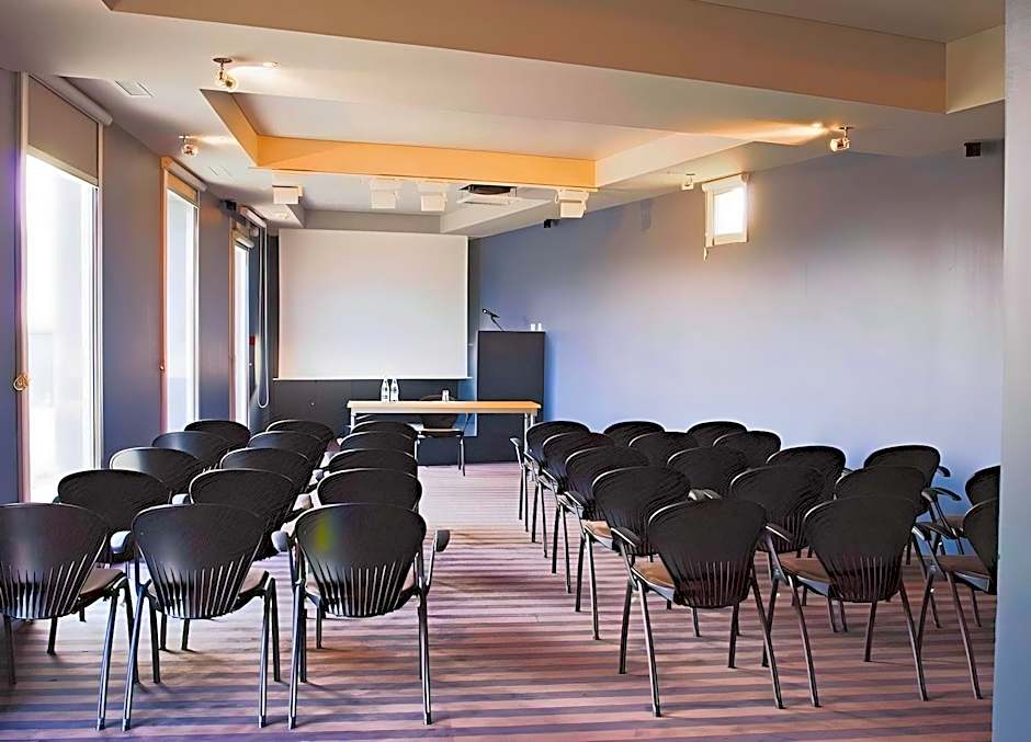 Standing Hotel Suites by Actisource