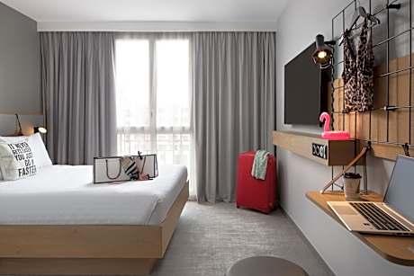 Moxy Sleeper Double Room with City View