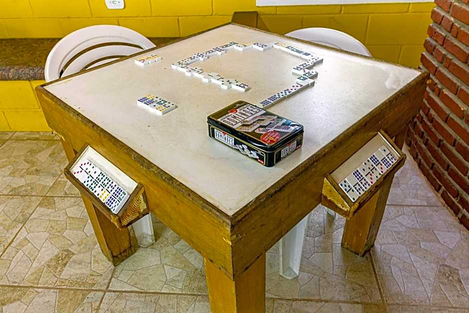 Piscina, jardim, área gourmet e vista arborizada