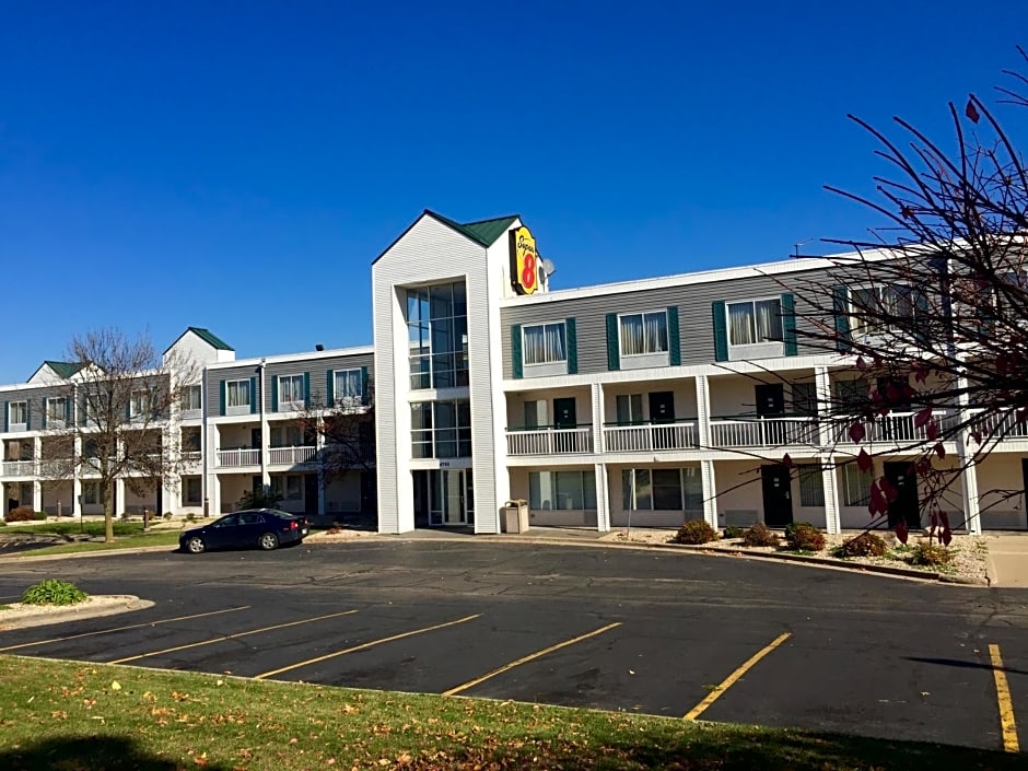 Super 8 by Wyndham Madison East
