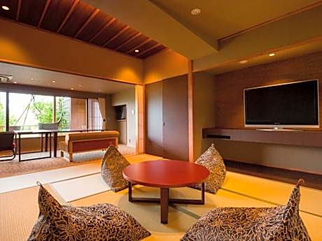 Fukuchi A Japanese Western Room with Open Air Bath, Mt. Fuji View - 2 Single Beds, 3 Japanese Futons