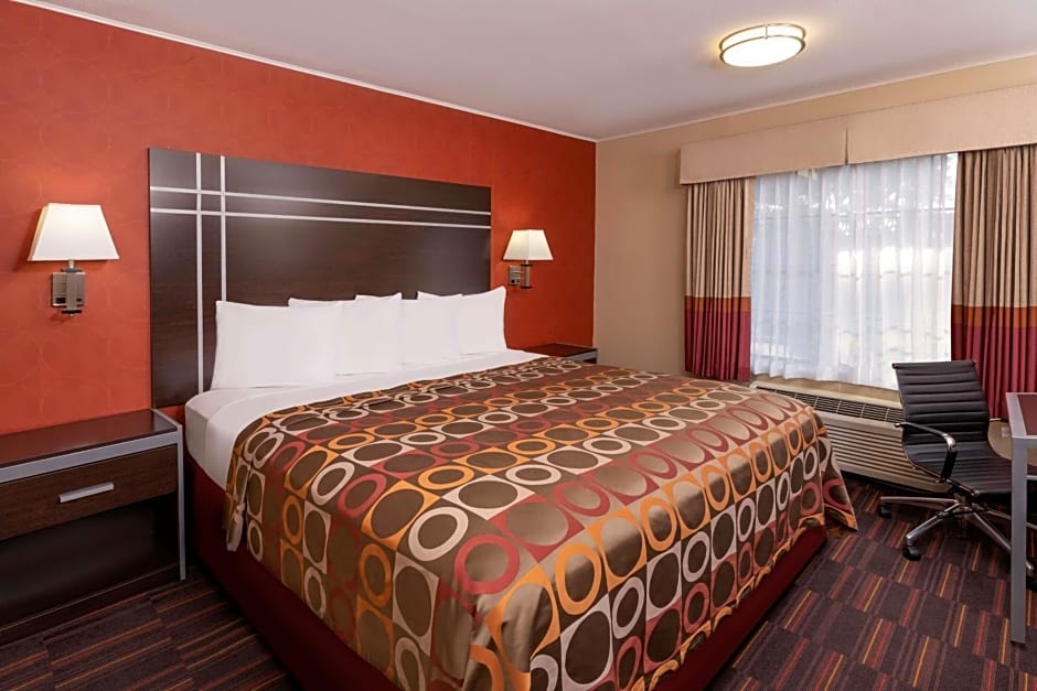 Best Western Plus Raffles Inn & Suites