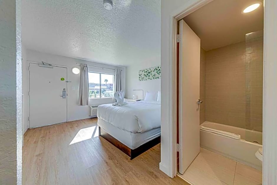 Travel Lodge by Wyndham 10 min from Disney