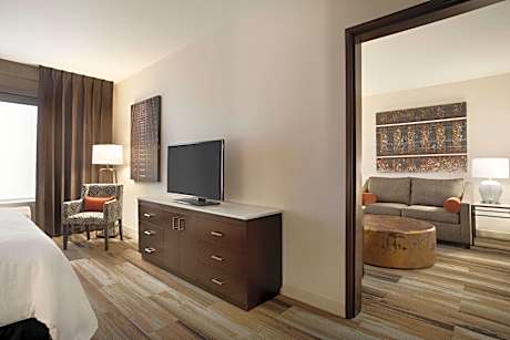 2 Queens Premium W/In-Room Drinks-Snacks