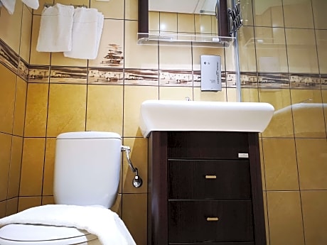 2 SINGLE BEDS,NSMK,FREEI,FULL BREAKFAST