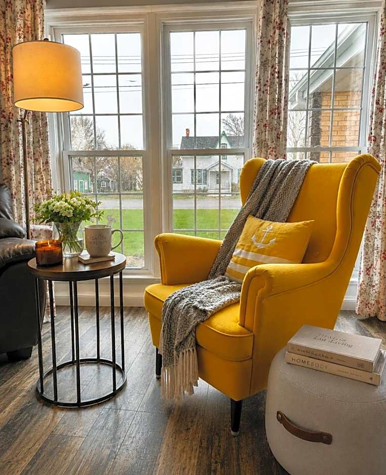 Downtown Picton Retreat - Near Sandbanks and Wineries