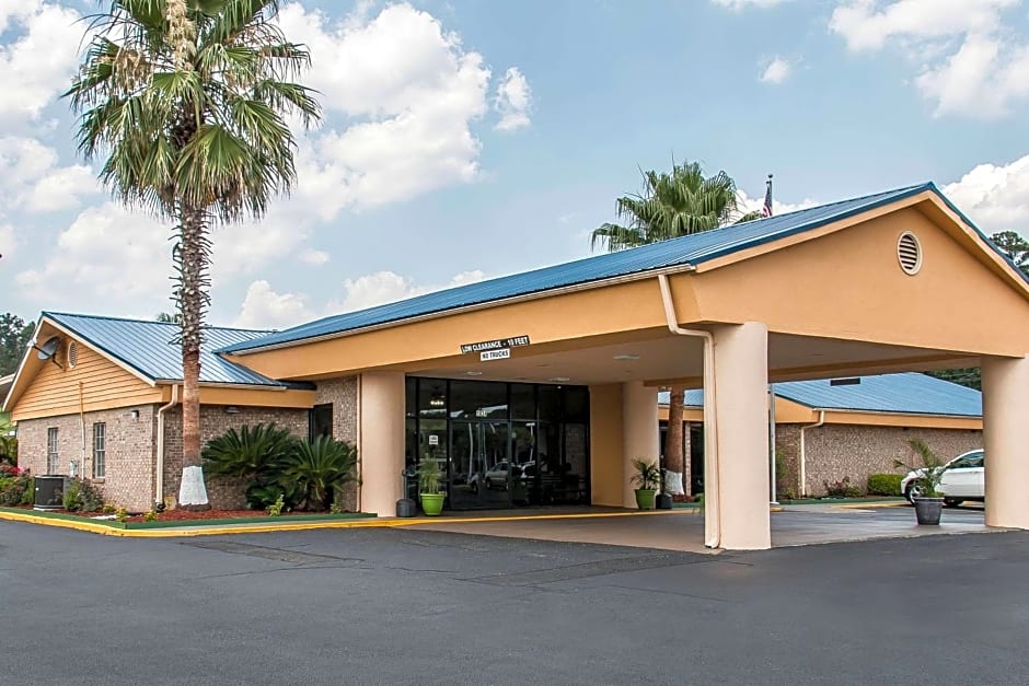 Quality Inn Hinesville - Fort Stewart Area, Kitchenette Rooms - Pool - Guest Laundry