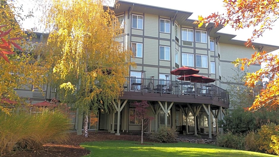 Plaza Inn & Suites at Ashland Creek