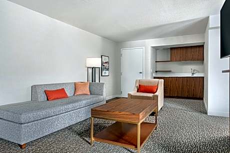 Executive Suite, 1 King, Sofa bed, Courtyard view