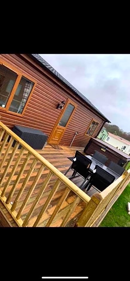 Tranquil Lodge hot tub and free golf