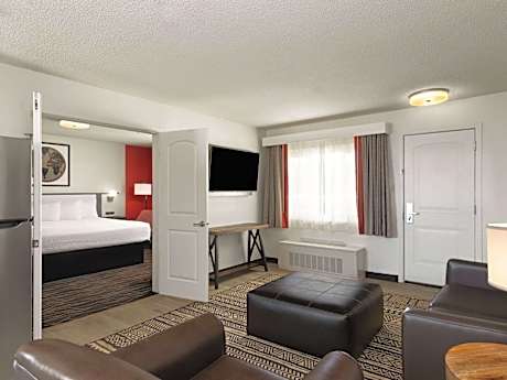 King Suite - Mobility Access/Non-Smoking