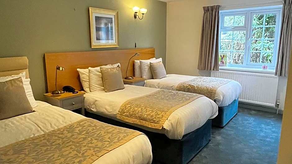 Pettifers Freehouse Hotel