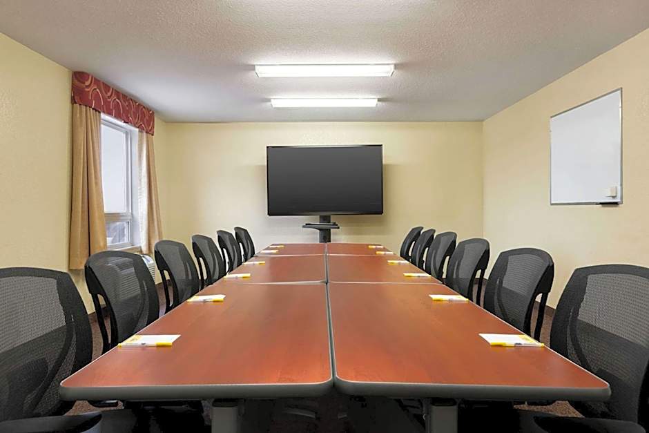 Days Inn & Suites by Wyndham Thompson