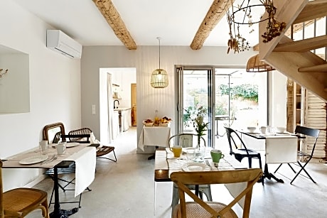 Maison 1634 - petit-déjeuner offert, parking, centre ville à pied, piscine, climatisation, cuisine