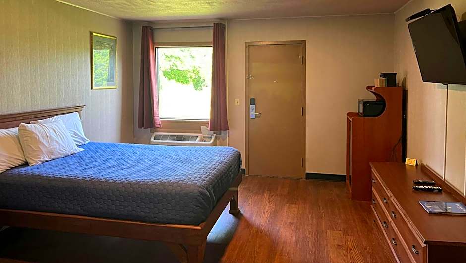 Photo 1 of 16 of Deluxe 1 Queen Bed