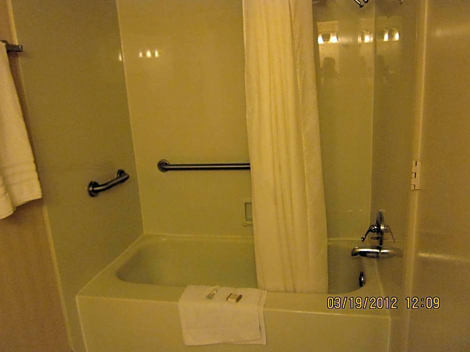 Howard Johnson by Wyndham Benton Harbor