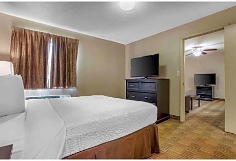 1 Queen Bed - Non-Smoking