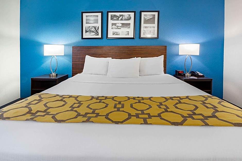 Photo 1 of 4 of 1 Queen Bed, Hearing/Mobility Accessible, Grab Bars, Bathtub