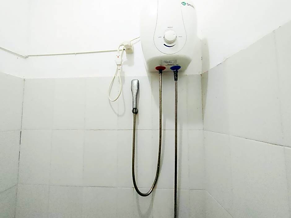 RedDoorz Syariah near RS Siti Khodijah Sepanjang