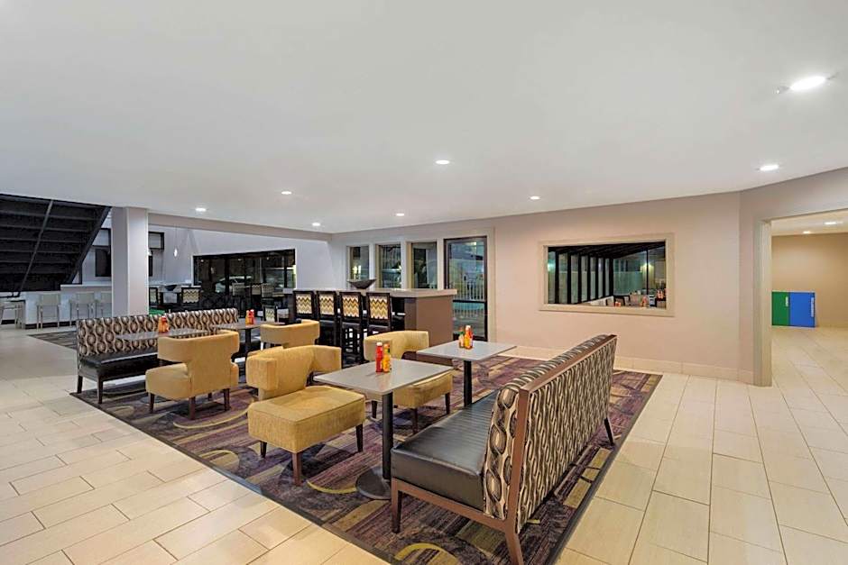 La Quinta Inn & Suites by Wyndham Hayward Oakland Airport