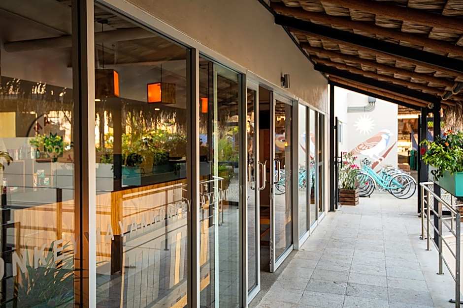 Mayan Monkey Hotel & Hostel Los Cabos