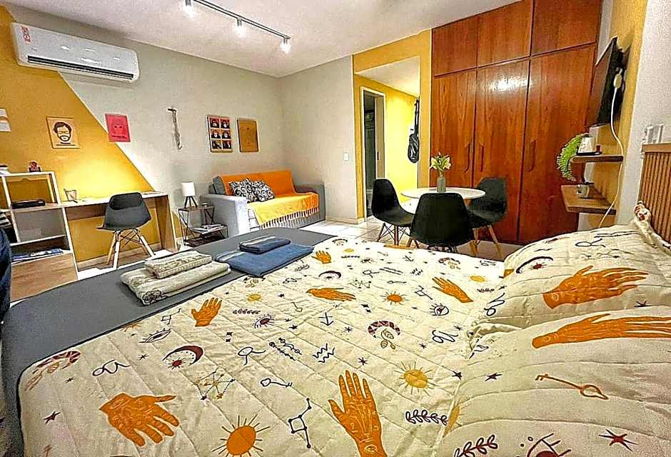 Lindo e Econômico, 2min da praia, perto Farol da Barra