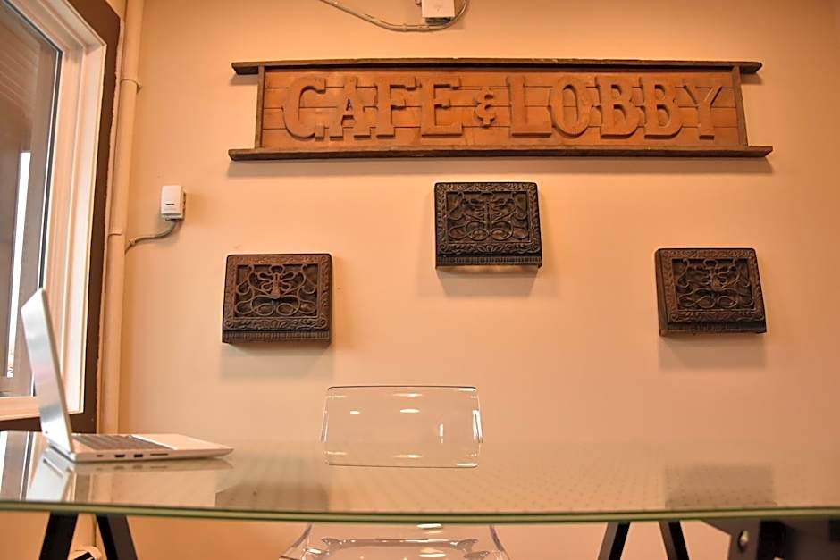 PARTY HOSTEL - The Canmore Hotel Hostel