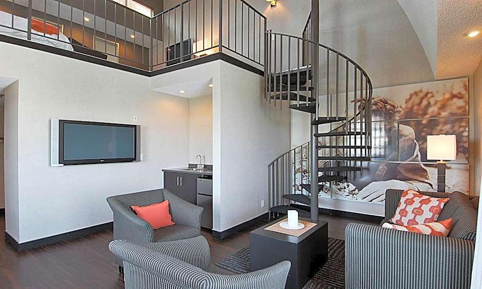 Ramada Plaza by Wyndham West Hollywood Hotel & Suites