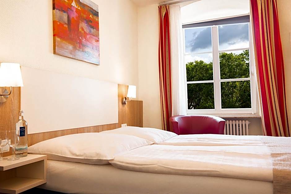 Double Room with French Bed — 4 fotoğraftan 1. fotoğraf
