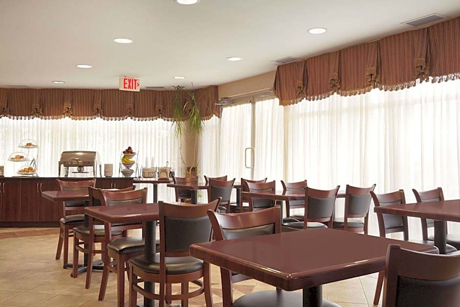 Days Inn & Suites by Wyndham Langley