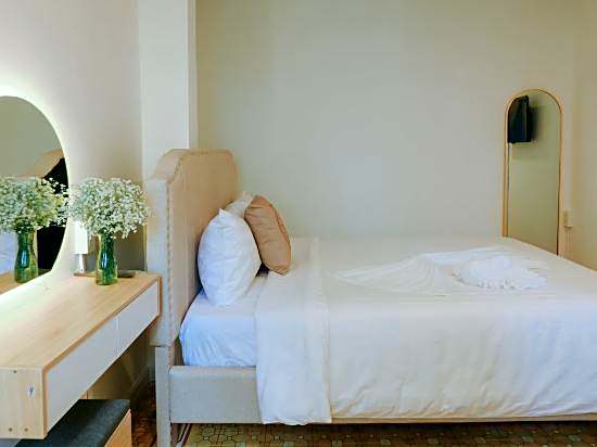 LA VIE EN ROSE HOTEL 2