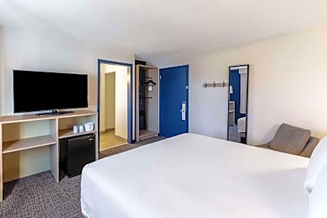 1 King Bed Hearing Accessible