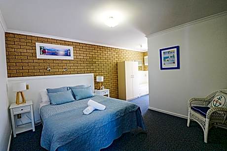 Deluxe Three-Bedroom Apartment