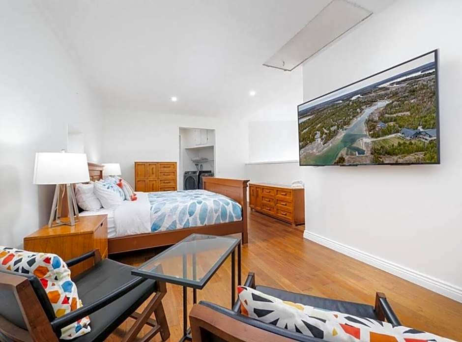 Stunning waterfront w spa dog run