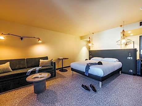 Standard Family Suite with One Double Bed and Twin Beds