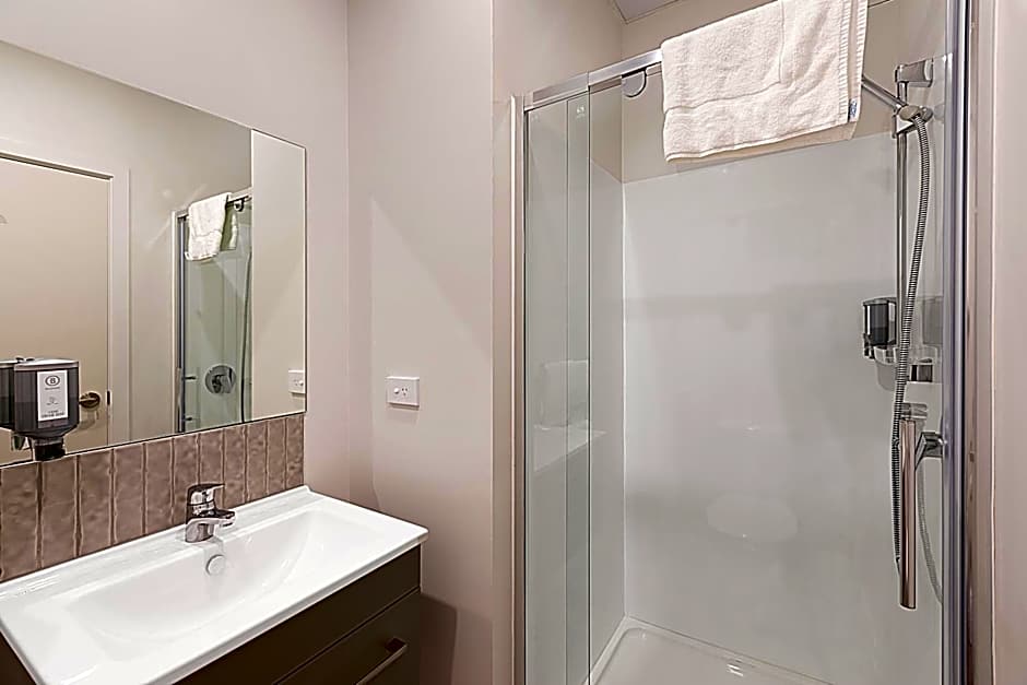 Ramada Suites Victoria Street West