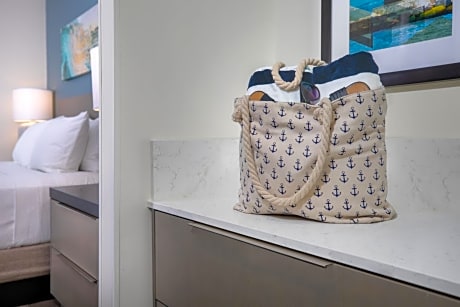 One-Bedroom Queen Suite with Kitchen and Accessible Tub - Disability Access