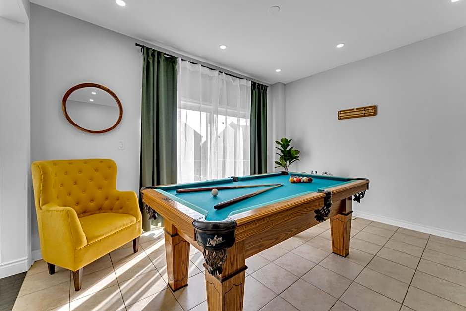 Oshawa Family Haven - Luxury 7BR Villa with Cozy Fireplaces & Hot Tub