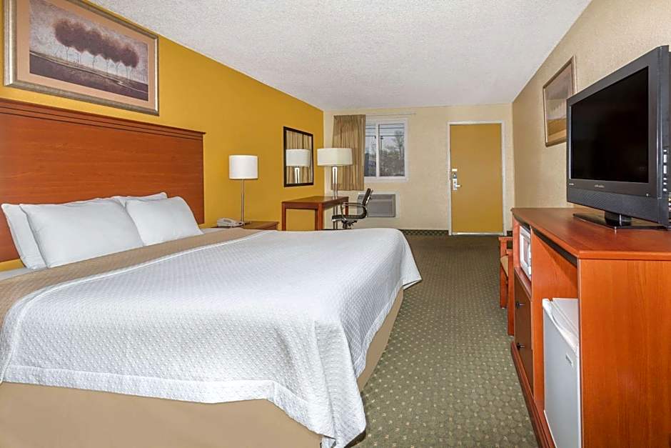 Photo 1 of 5 of 1 Queen Bed, Nonsmoking