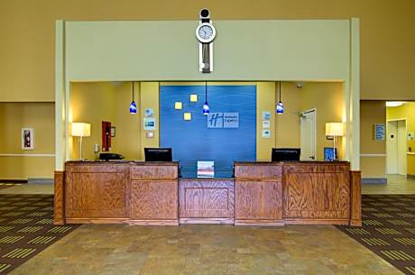 Holiday Inn Express Hotel & Suites Kansas City Sports Complex By IHG