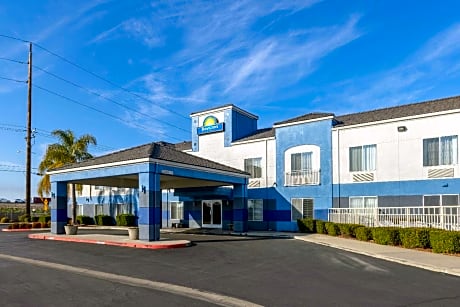 Days Inn by Wyndham Lathrop