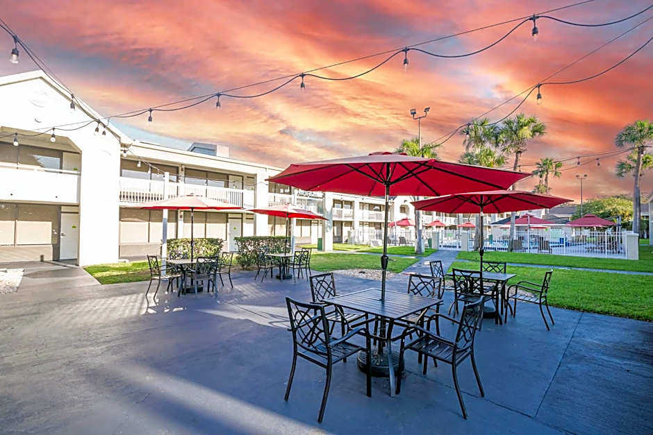 Cozy hotel with Super location near Disney