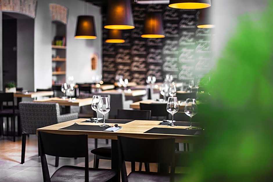Qbatura Cafe & Hotel