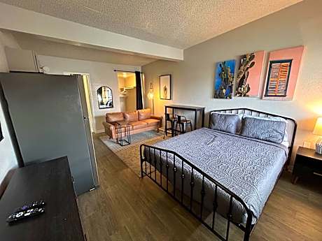 1 King Bed | Non-Smoking, Kitchen