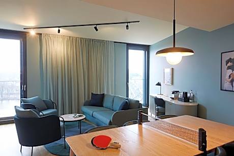 Master Suite with access to lounge „Living room"