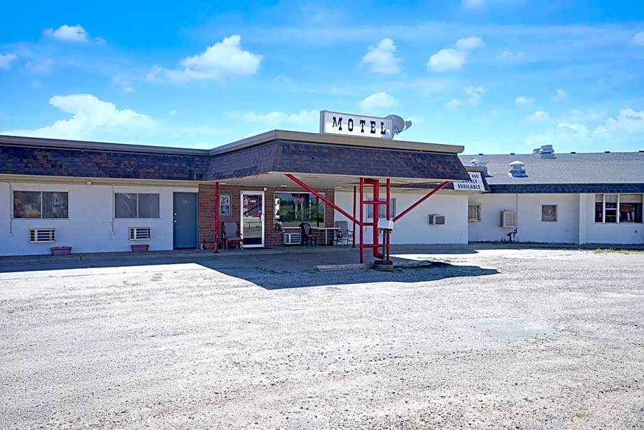 First Inn By OYO Quinter Hwy 70