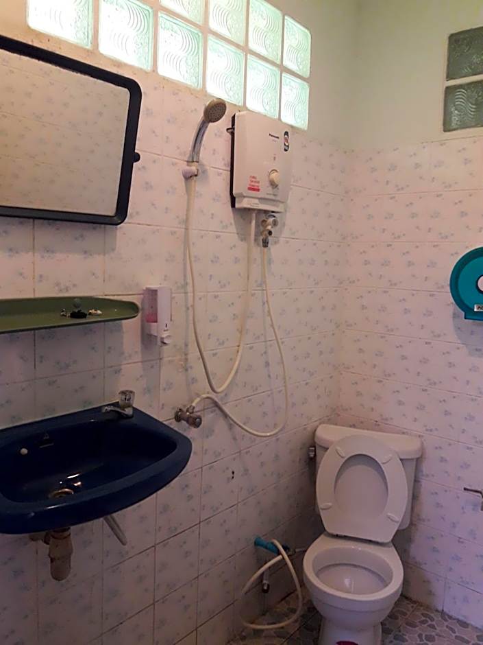 Jungle Hut Bungalows & Hotel